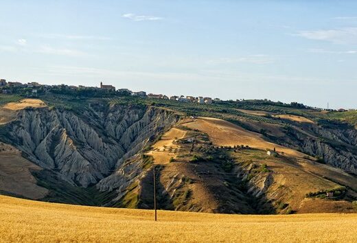 Tra pinete, paradisi naturali, calanchi e borghi medievali