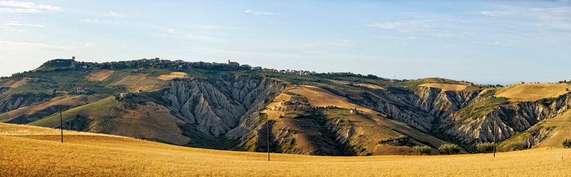 Tra pinete, paradisi naturali, calanchi e borghi medievali